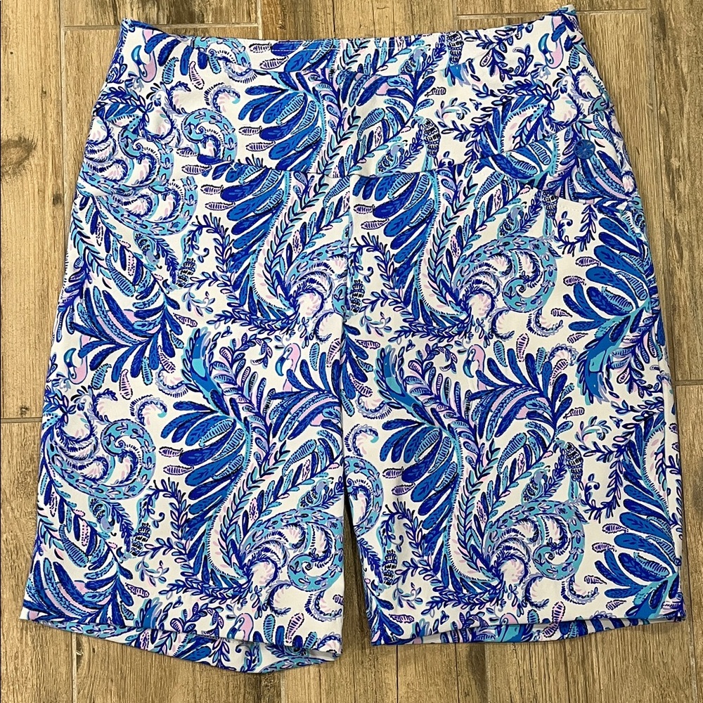 Lilly Pulitzer Blue and White Patterned Women Bermuda Shorts Size 4